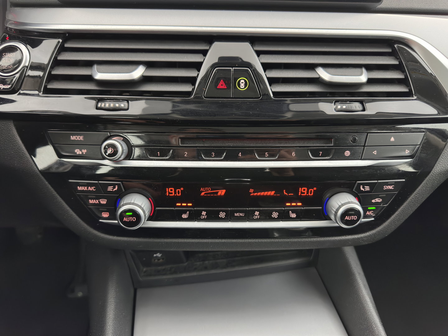BMW 5 Serie Touring 520d High Executive *LEATHER | FULL-LED | MEMORY-PACK | HEATED-COMFORTSEATS | NAVI-FULLMAP | ECC | PDC | CRUISE | KEYLESS | TOWBAR |  20''ALU*