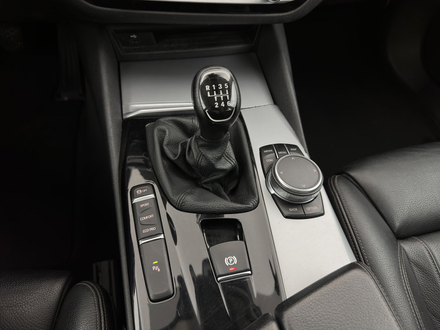 BMW 5 Serie Touring 520d High Executive *LEATHER | FULL-LED | MEMORY-PACK | HEATED-COMFORTSEATS | NAVI-FULLMAP | ECC | PDC | CRUISE | KEYLESS | TOWBAR |  20''ALU*