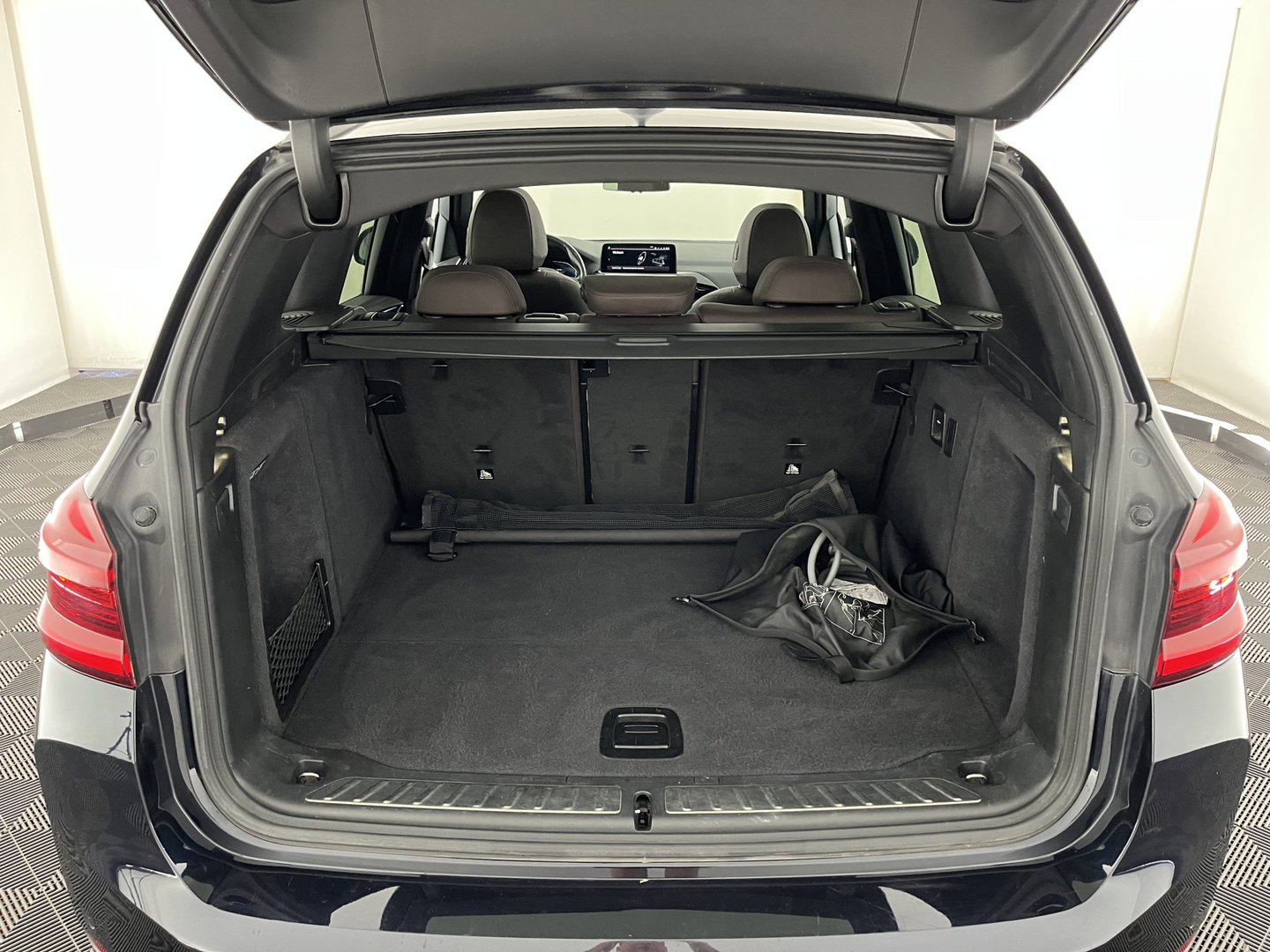 BMW iX3 Executive 80 kWh [3-Fase-11kW ] {SoH-99%} (INCL-BTW) Aut. *HEATPUMP | PANO | LEATHER | ADAPTIVE-CRUISE | FULL-LED | BLIND-SPOT | MEMORY-PACK | DIGI-COCKPIT | HEATED-COMFORTSEATS | KEYLESS | CAMERA | DAB+ | TOWBAR | 19''ALU*