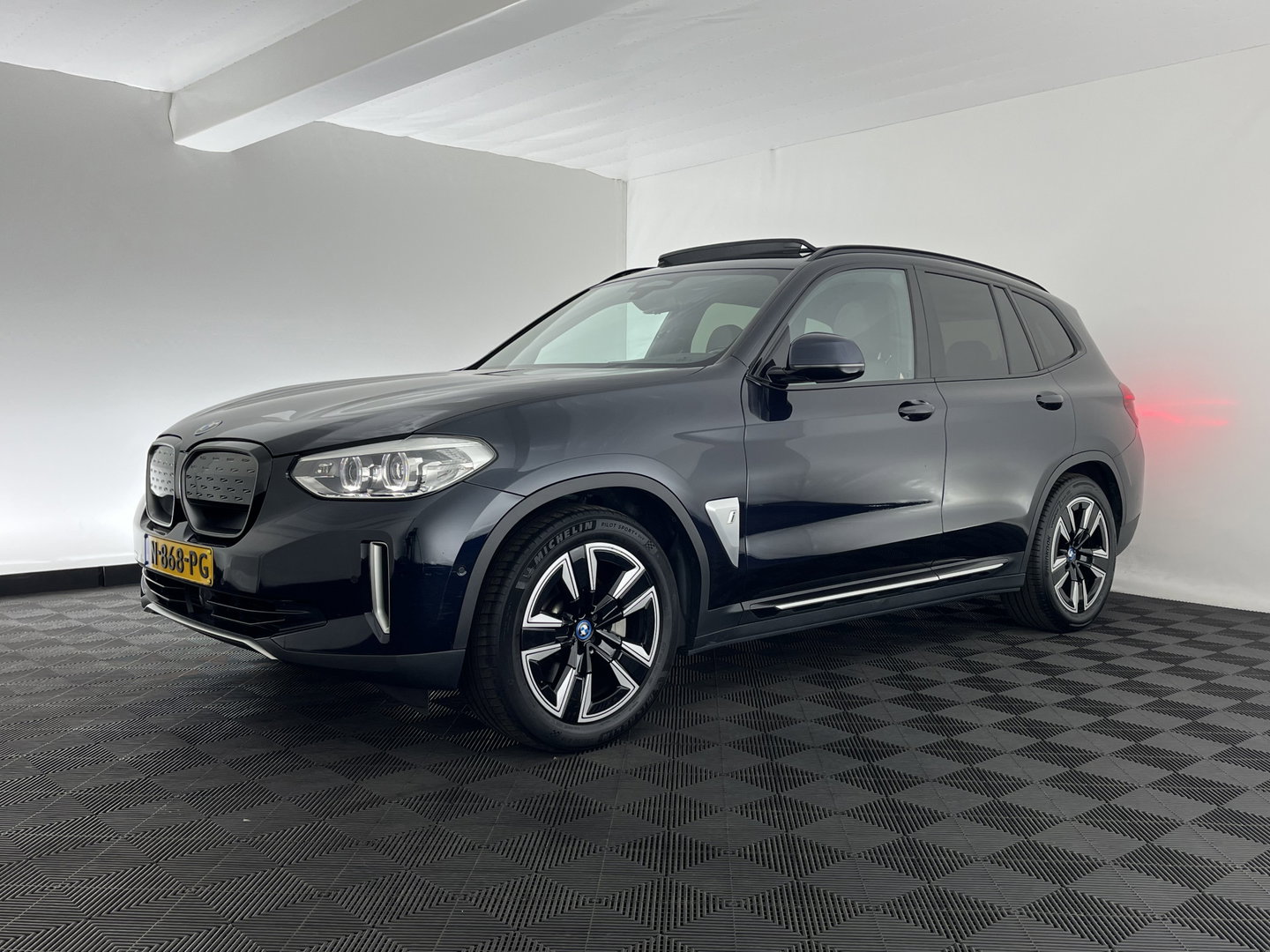 BMW iX3 Executive 80 kWh [3-Fase-11kW ] {SoH-99%} (INCL-BTW) Aut. *HEATPUMP | PANO | LEATHER | ADAPTIVE-CRUISE | FULL-LED | BLIND-SPOT | MEMORY-PACK | DIGI-COCKPIT | HEATED-COMFORTSEATS | KEYLESS | CAMERA | DAB+ | TOWBAR | 19''ALU*