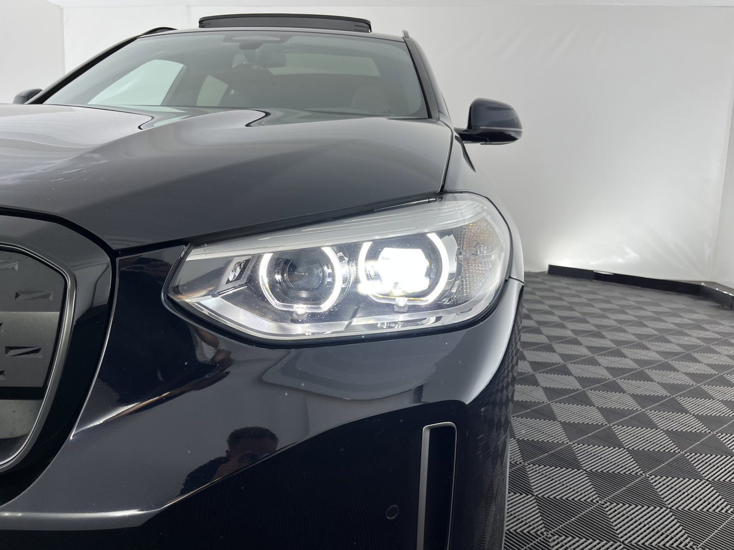 BMW iX3 Executive 80 kWh [3-Fase-11kW ] {SoH-99%} (INCL-BTW) Aut. *HEATPUMP | PANO | LEATHER | ADAPTIVE-CRUISE | FULL-LED | BLIND-SPOT | MEMORY-PACK | DIGI-COCKPIT | HEATED-COMFORTSEATS | KEYLESS | CAMERA | DAB+ | TOWBAR | 19''ALU*