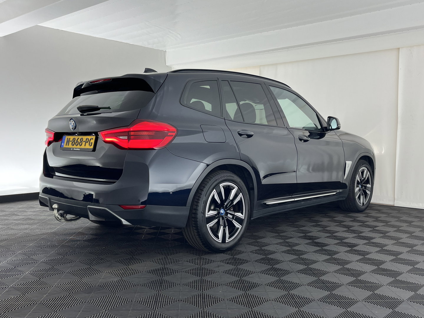 BMW iX3 Executive 80 kWh [3-Fase-11kW ] {SoH-99%} (INCL-BTW) Aut. *HEATPUMP | PANO | LEATHER | ADAPTIVE-CRUISE | FULL-LED | BLIND-SPOT | MEMORY-PACK | DIGI-COCKPIT | HEATED-COMFORTSEATS | KEYLESS | CAMERA | DAB+ | TOWBAR | 19''ALU*