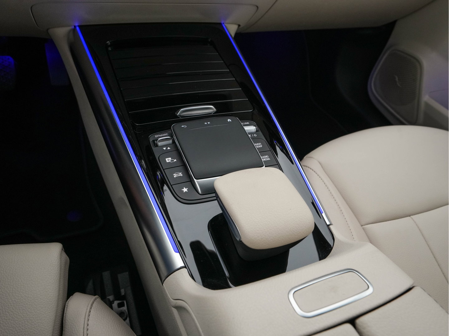 Mercedes-Benz EQA 350 4MATIC Luxury Line 67 kWh [ 3-Fase-11kW ]{SoH-94%} (INCL-BTW) *HEATPUMP | LEATHER | FULL-LED | BLINDSPOT | WIDESCREEN-DIGICOCKPIT | HEATED-SPORTSEATS | CAMERA | NAVI-FULLMAP | DAB | AMBIENTLIGHT | KEYLESS | LANE-ASSIST | 18''ALU*