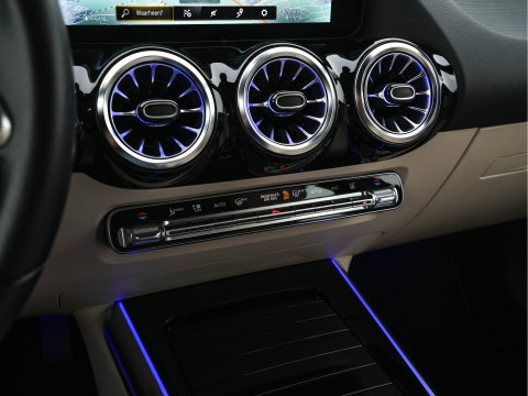 Mercedes-Benz EQA 350 4MATIC Luxury Line 67 kWh [ 3-Fase-11kW ]{SoH-94%} (INCL-BTW) *HEATPUMP | LEATHER | FULL-LED | BLINDSPOT | WIDESCREEN-DIGICOCKPIT | HEATED-SPORTSEATS | CAMERA | NAVI-FULLMAP | DAB | AMBIENTLIGHT | KEYLESS | LANE-ASSIST | 18''ALU*