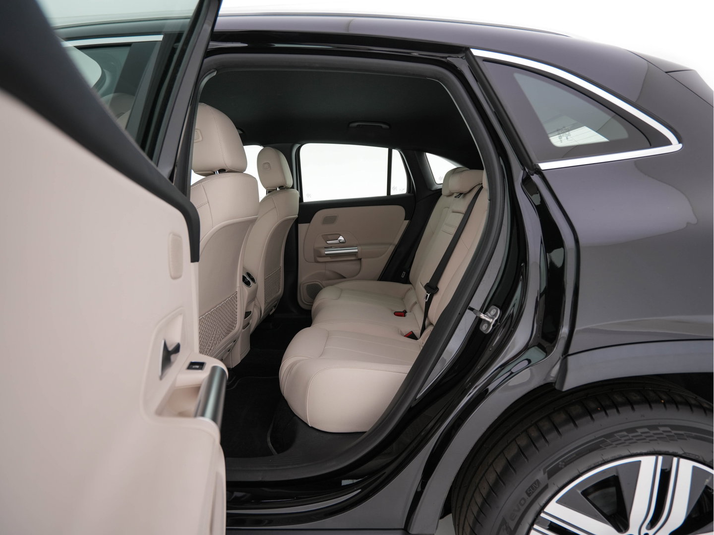 Mercedes-Benz EQA 350 4MATIC Luxury Line 67 kWh [ 3-Fase-11kW ]{SoH-94%} (INCL-BTW) *HEATPUMP | LEATHER | FULL-LED | BLINDSPOT | WIDESCREEN-DIGICOCKPIT | HEATED-SPORTSEATS | CAMERA | NAVI-FULLMAP | DAB | AMBIENTLIGHT | KEYLESS | LANE-ASSIST | 18''ALU*