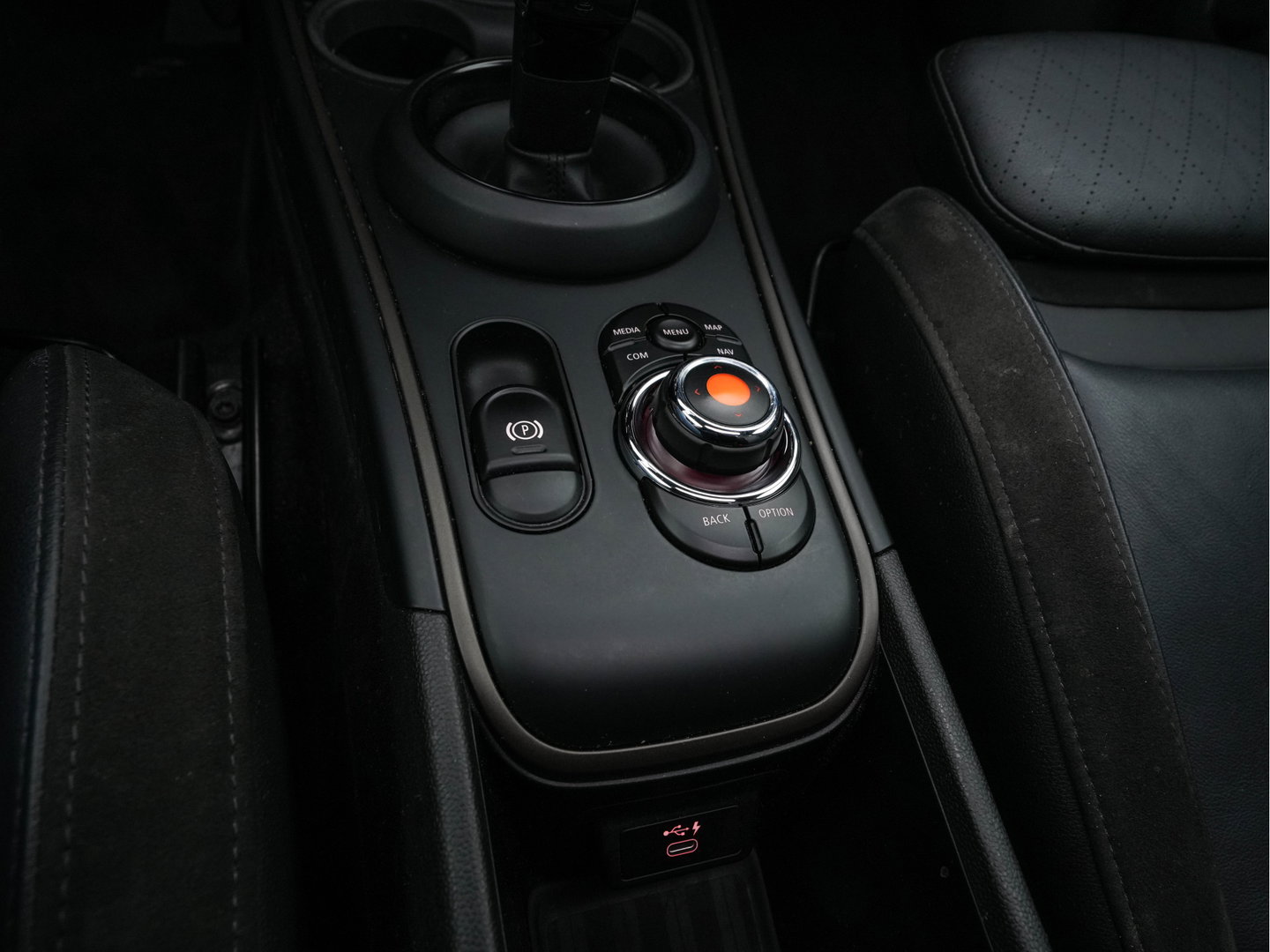 MINI Countryman 1.5 Cooper Chili Aut. *PANO | LEATHER-FABRIC | FULL-LED | HARMAN/KARDON | HEATED-SPORTSEATS | KEYLESS | NAVI-FULLMAP | PRIVACY-GLASS | AMBIENTLIGHT | ECC | PDC | CRUISE | 18''ALU*