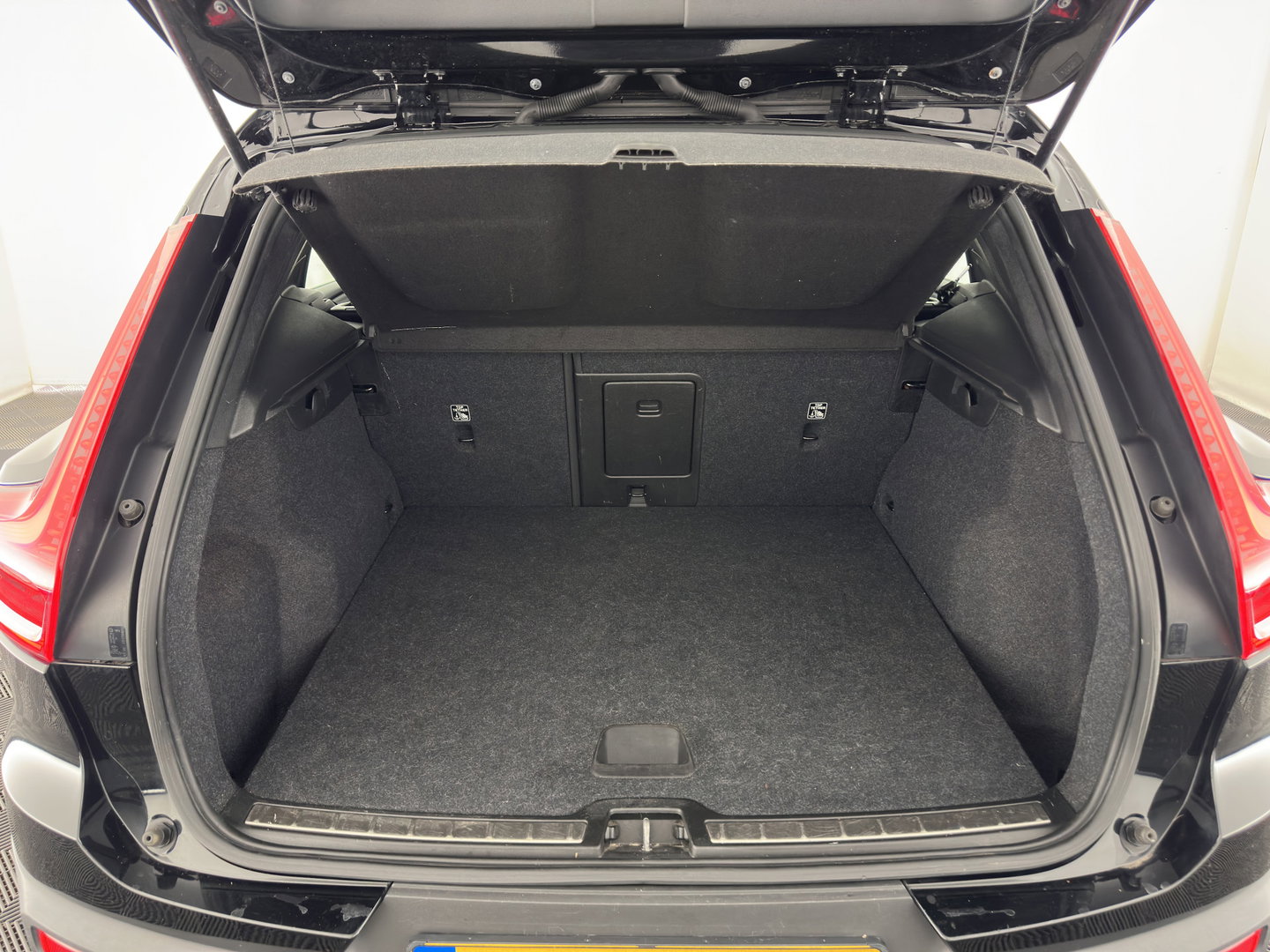 Volvo XC40 1.5 T3 R-Design *PANO | LEATHER-MICROFIBRE | FULL-LED | HARMAN/KARDON | HEATED-SPORTSEATS | DIGI-COCKPIT | NAVI-FULLMAP | ECC | PDC | CRUISE | TOWBAR | 18''ALU*