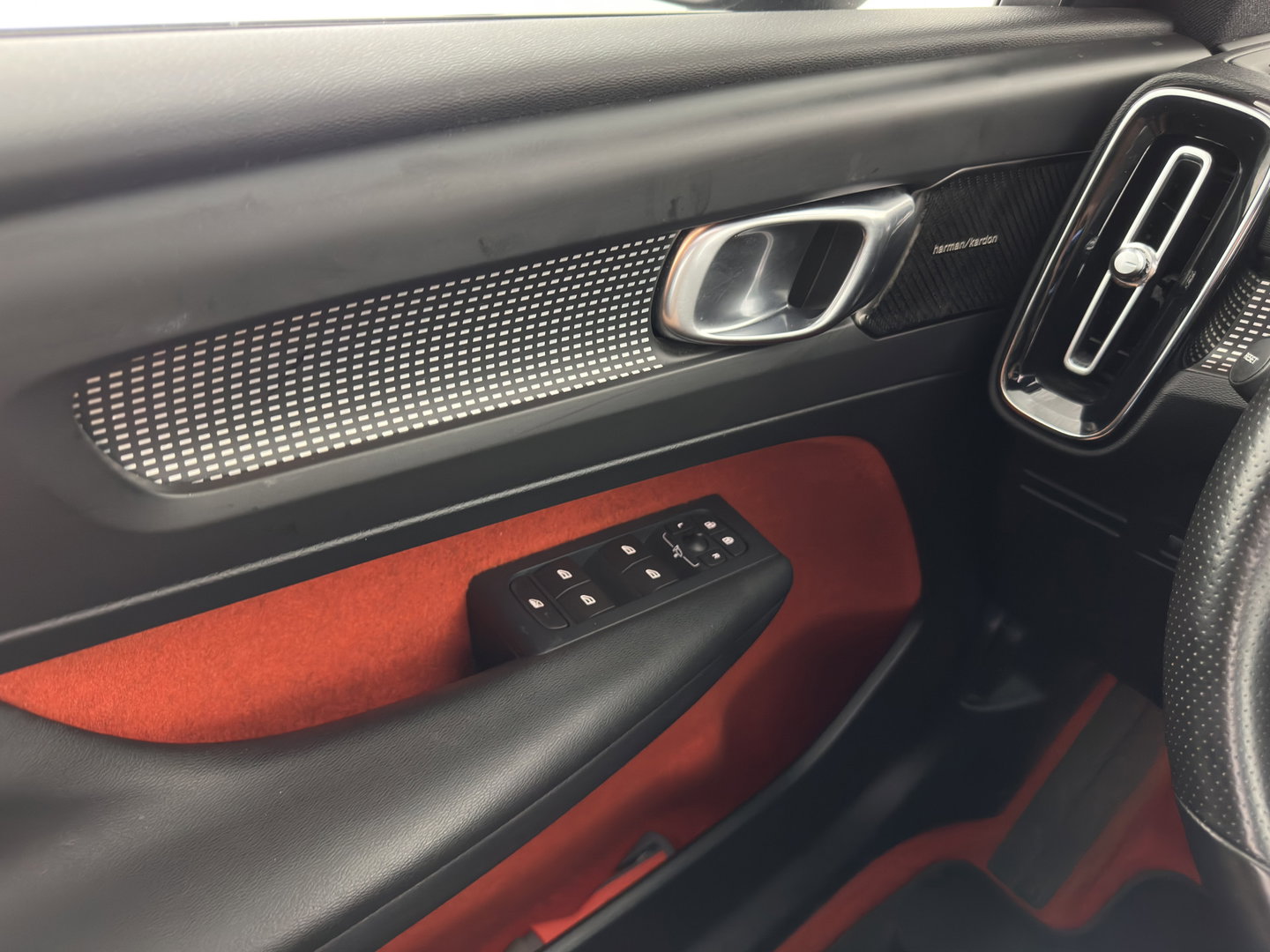 Volvo XC40 1.5 T3 R-Design *PANO | LEATHER-MICROFIBRE | FULL-LED | HARMAN/KARDON | HEATED-SPORTSEATS | DIGI-COCKPIT | NAVI-FULLMAP | ECC | PDC | CRUISE | TOWBAR | 18''ALU*