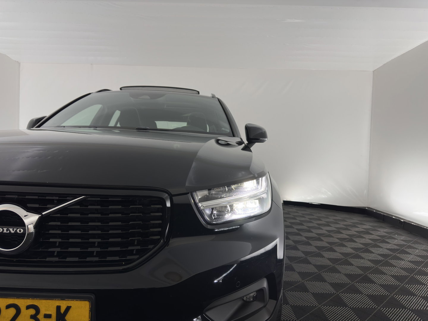 Volvo XC40 1.5 T3 R-Design *PANO | LEATHER-MICROFIBRE | FULL-LED | HARMAN/KARDON | HEATED-SPORTSEATS | DIGI-COCKPIT | NAVI-FULLMAP | ECC | PDC | CRUISE | TOWBAR | 18''ALU*