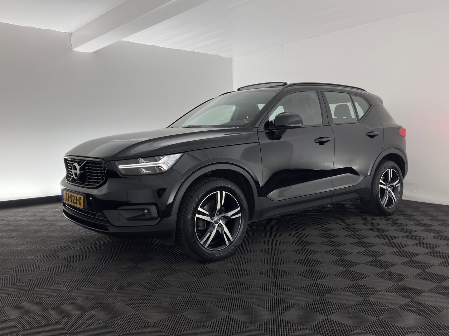 Volvo XC40 1.5 T3 R-Design *PANO | LEATHER-MICROFIBRE | FULL-LED | HARMAN/KARDON | HEATED-SPORTSEATS | DIGI-COCKPIT | NAVI-FULLMAP | ECC | PDC | CRUISE | TOWBAR | 18''ALU*