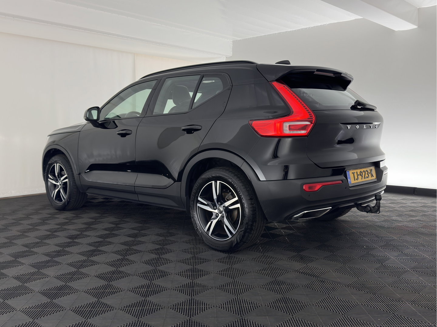 Volvo XC40 1.5 T3 R-Design *PANO | LEATHER-MICROFIBRE | FULL-LED | HARMAN/KARDON | HEATED-SPORTSEATS | DIGI-COCKPIT | NAVI-FULLMAP | ECC | PDC | CRUISE | TOWBAR | 18''ALU*