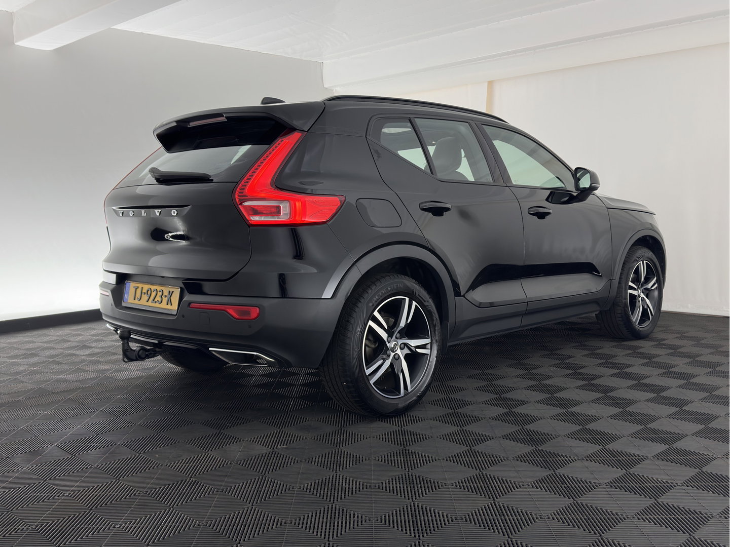 Volvo XC40 1.5 T3 R-Design *PANO | LEATHER-MICROFIBRE | FULL-LED | HARMAN/KARDON | HEATED-SPORTSEATS | DIGI-COCKPIT | NAVI-FULLMAP | ECC | PDC | CRUISE | TOWBAR | 18''ALU*