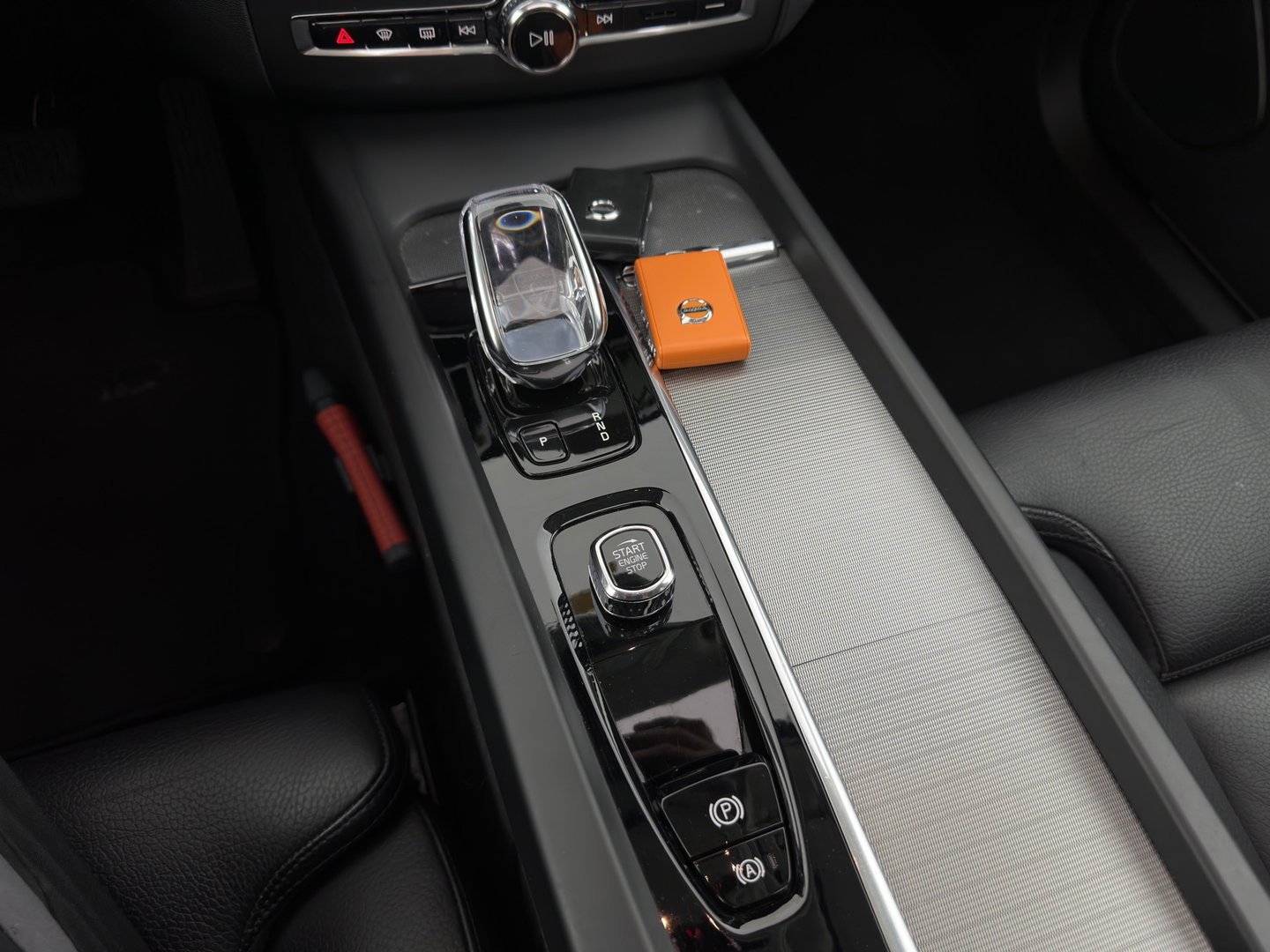 Volvo XC60 2.0 T6 AWD Inscription (Plug-In) {SoH-89%} (INCL-BTW) *PANO | LEATHER | FULL-LED | HARMAN/KARDON | MEMORY-PACK | DIGI-COCKPIT | HEATED-COMFORTSEATS | TOPVIEW | NAVI-FULLMAP | ECC | PDC | CAMERA | 21''ALU*