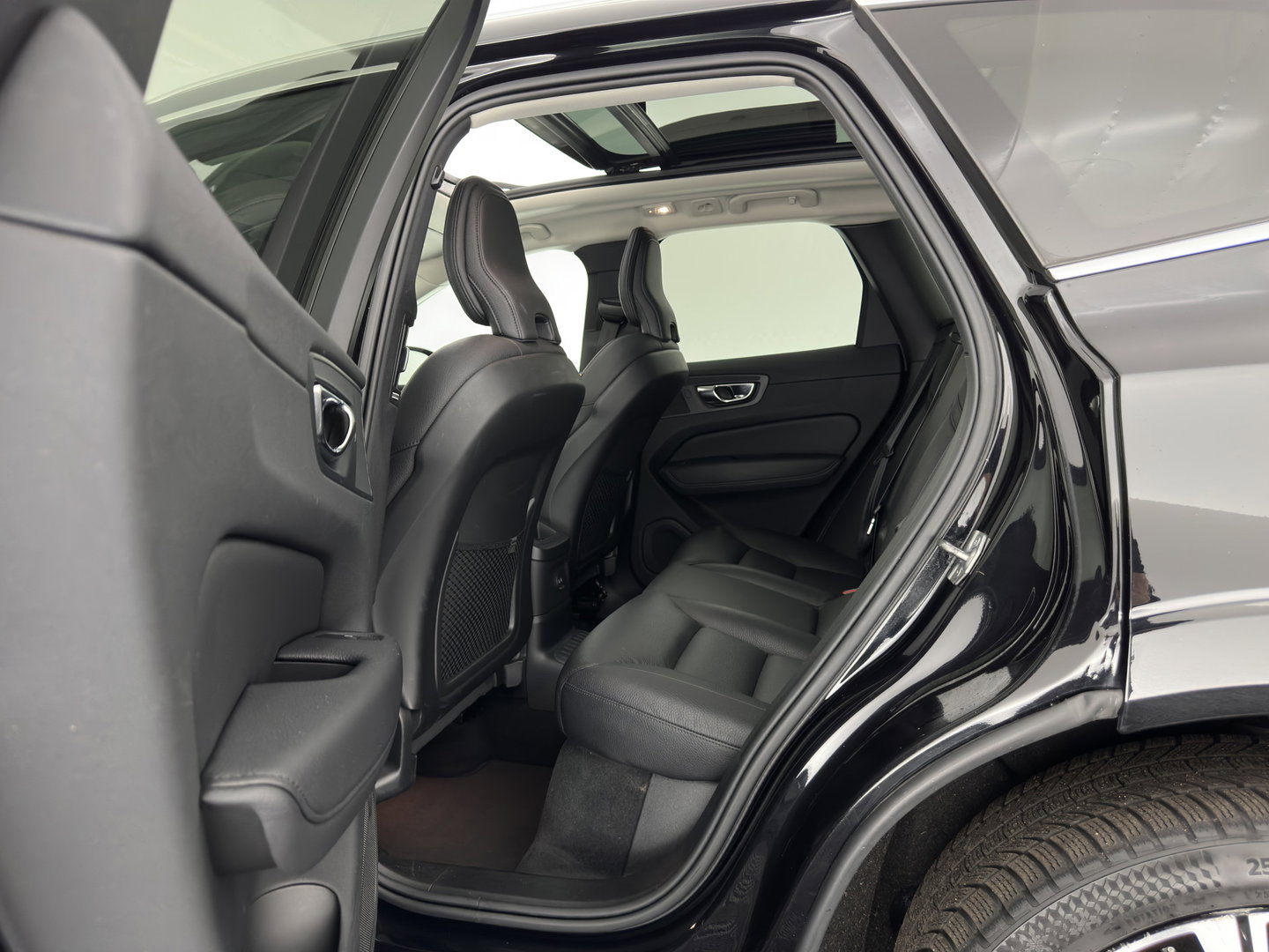 Volvo XC60 2.0 T6 AWD Inscription (Plug-In) {SoH-89%} (INCL-BTW) *PANO | LEATHER | FULL-LED | HARMAN/KARDON | MEMORY-PACK | DIGI-COCKPIT | HEATED-COMFORTSEATS | TOPVIEW | NAVI-FULLMAP | ECC | PDC | CAMERA | 21''ALU*