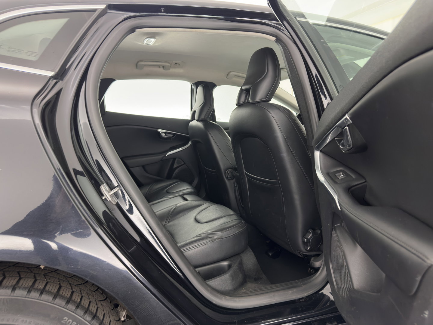 Volvo V40 2.0 D4 Summum Business *LEATHER | NAVI-FULLMAP | MEMORY-PACK | SIPS | HEATED-COMFORTSEATS | PRIVACY-GLASS | TOWBAR | 17"ALU*