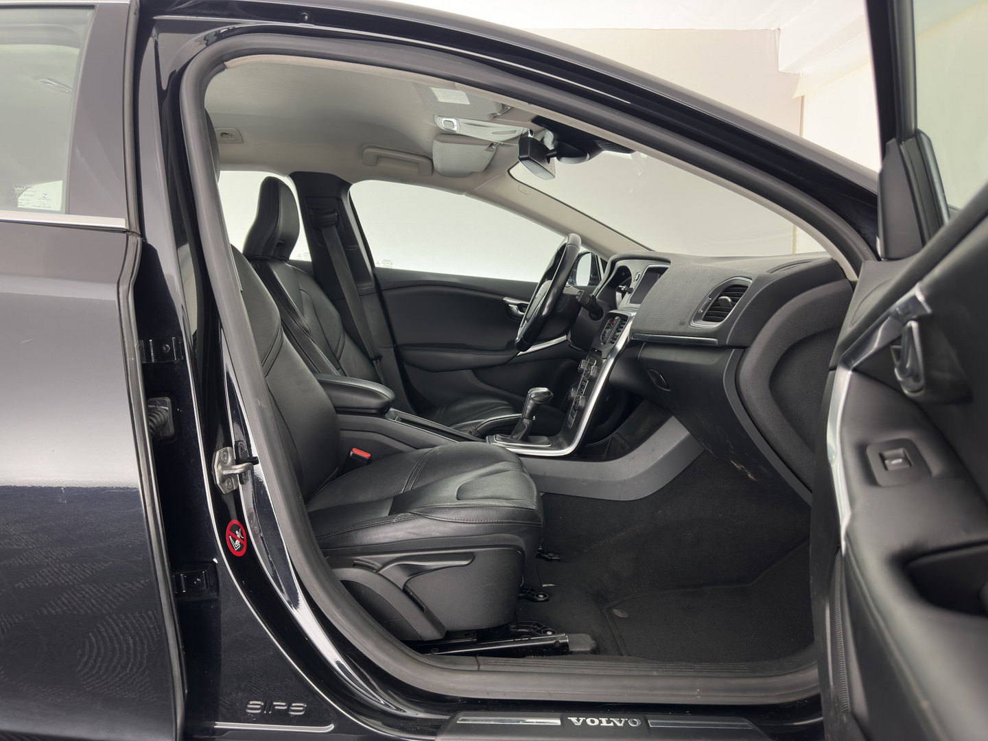 Volvo V40 2.0 D4 Summum Business *LEATHER | NAVI-FULLMAP | MEMORY-PACK | SIPS | HEATED-COMFORTSEATS | PRIVACY-GLASS | TOWBAR | 17"ALU*