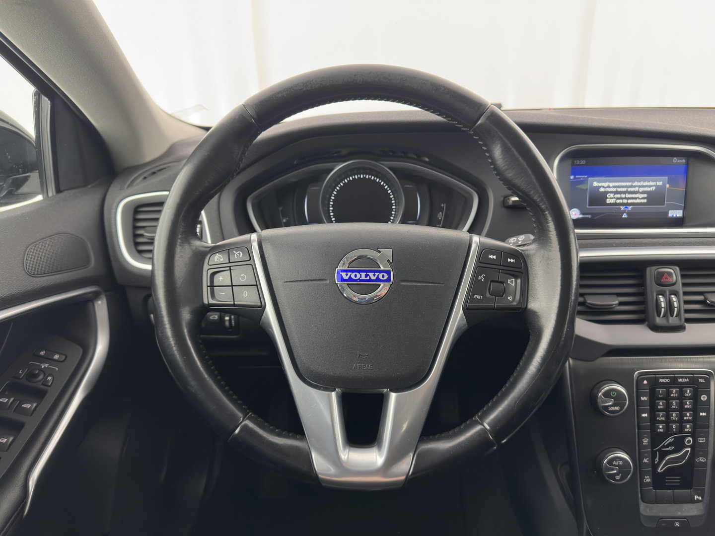 Volvo V40 2.0 D4 Summum Business *LEATHER | NAVI-FULLMAP | MEMORY-PACK | SIPS | HEATED-COMFORTSEATS | PRIVACY-GLASS | TOWBAR | 17"ALU*