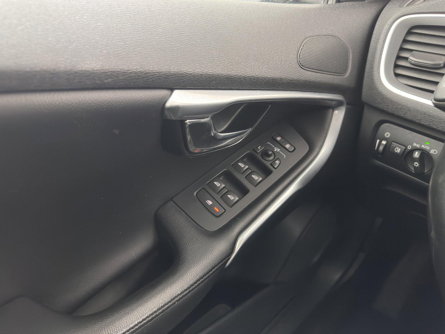Volvo V40 2.0 D4 Summum Business *LEATHER | NAVI-FULLMAP | MEMORY-PACK | SIPS | HEATED-COMFORTSEATS | PRIVACY-GLASS | TOWBAR | 17"ALU*