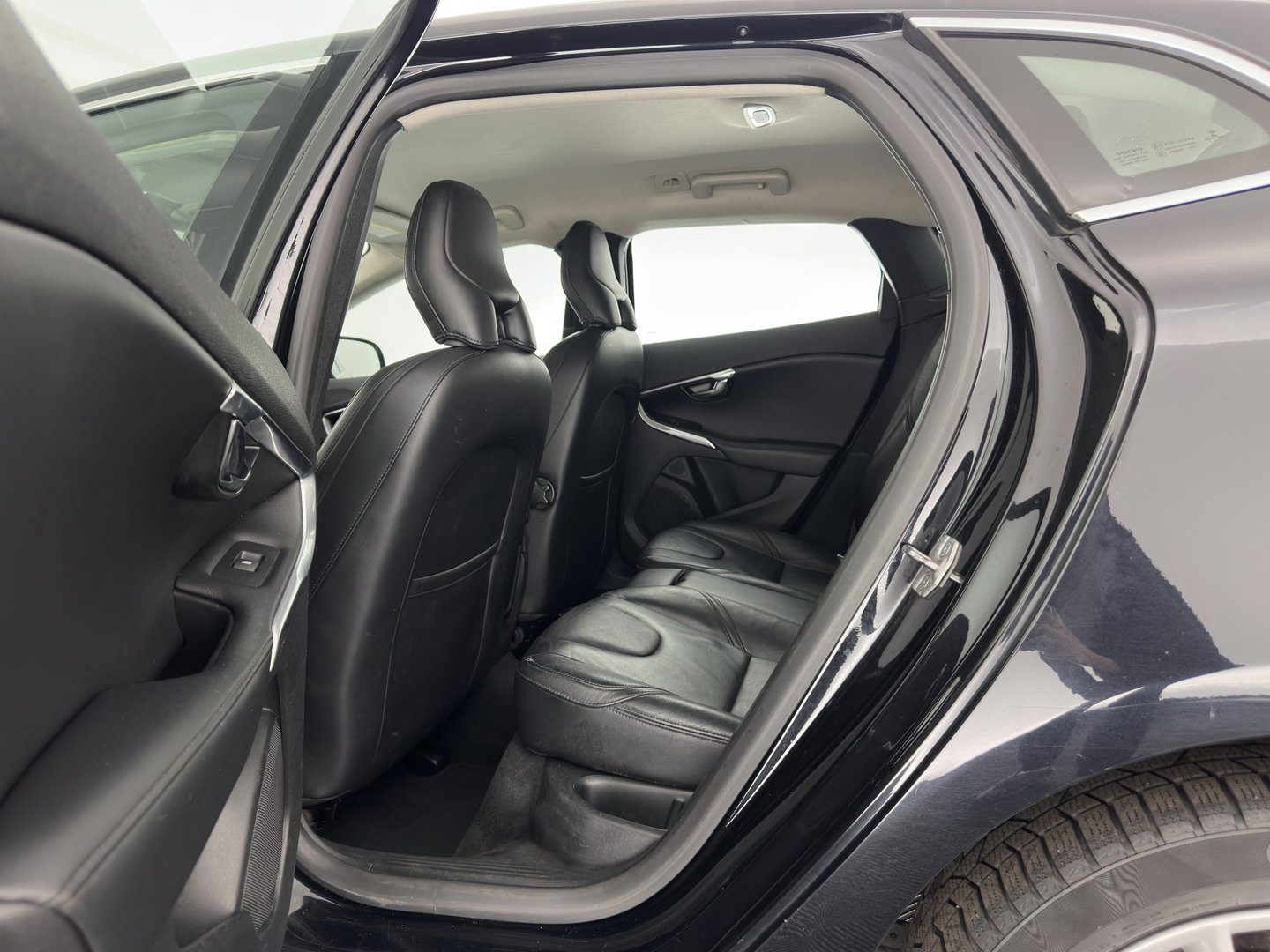 Volvo V40 2.0 D4 Summum Business *LEATHER | NAVI-FULLMAP | MEMORY-PACK | SIPS | HEATED-COMFORTSEATS | PRIVACY-GLASS | TOWBAR | 17"ALU*