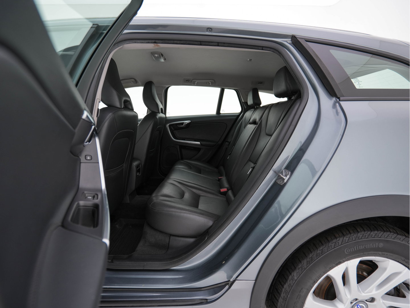 Volvo V60 Cross Country 2.0 D3 Momentum Business *LEATHER | NAVI-FULLMAP | CAMERA | TOWBAR | HEATED-COMFORTSEATS | 17''ALU*