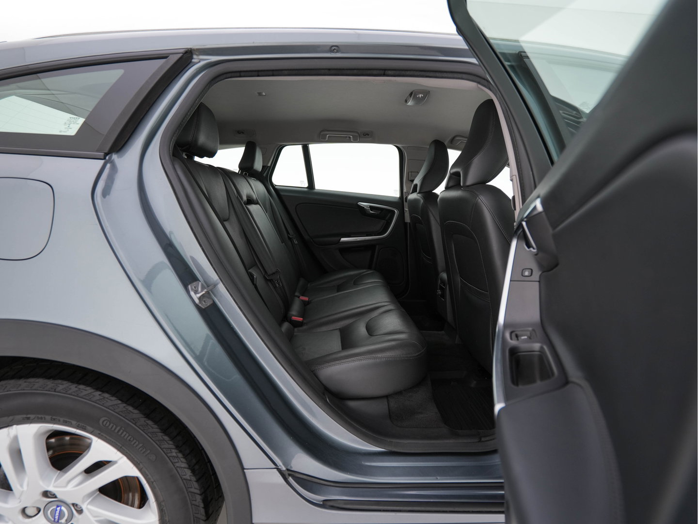 Volvo V60 Cross Country 2.0 D3 Momentum Business *LEATHER | NAVI-FULLMAP | CAMERA | TOWBAR | HEATED-COMFORTSEATS | 17''ALU*