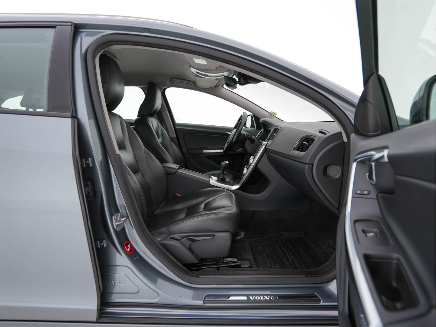 Volvo V60 Cross Country 2.0 D3 Momentum Business *LEATHER | NAVI-FULLMAP | CAMERA | TOWBAR | HEATED-COMFORTSEATS | 17''ALU*