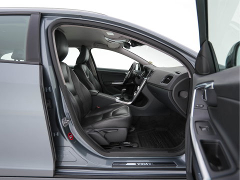 Volvo V60 Cross Country 2.0 D3 Momentum Business *LEATHER | NAVI-FULLMAP | CAMERA | TOWBAR | HEATED-COMFORTSEATS | 17''ALU*
