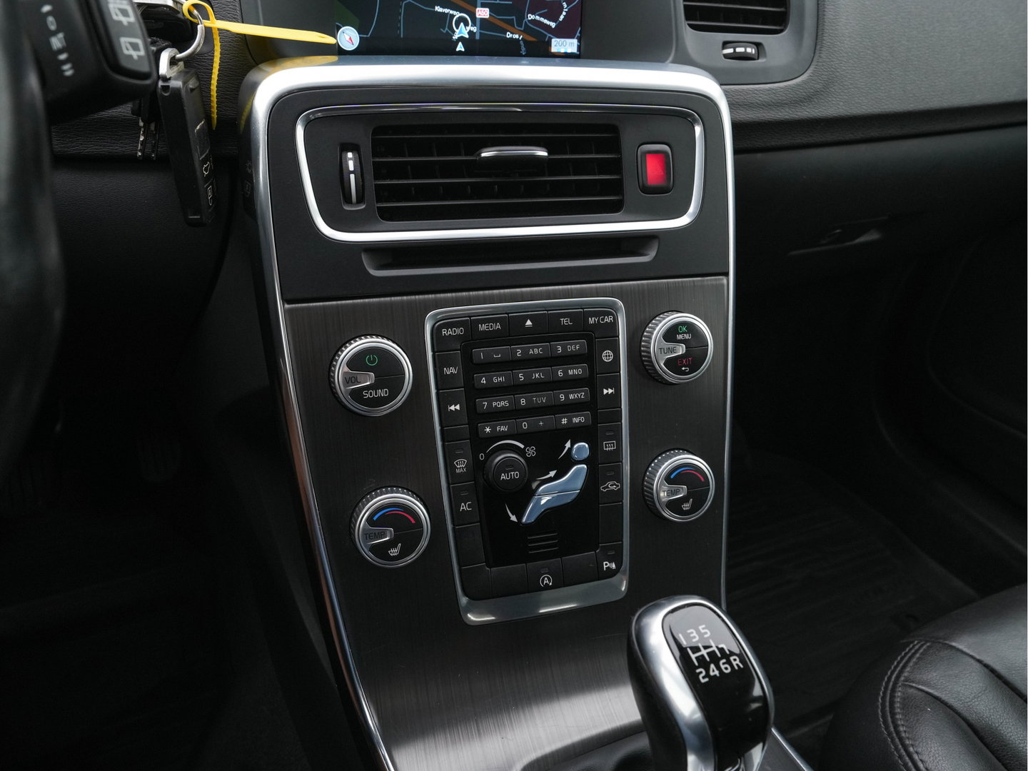 Volvo V60 Cross Country 2.0 D3 Momentum Business *LEATHER | NAVI-FULLMAP | CAMERA | TOWBAR | HEATED-COMFORTSEATS | 17''ALU*