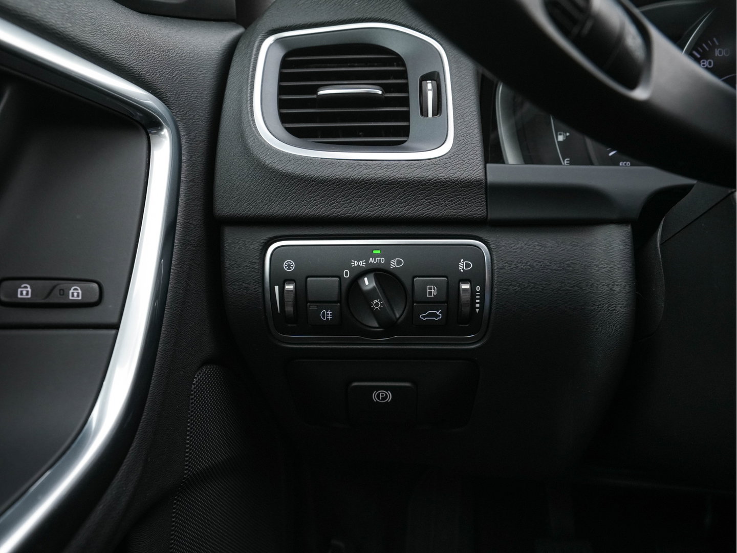 Volvo V60 Cross Country 2.0 D3 Momentum Business *LEATHER | NAVI-FULLMAP | CAMERA | TOWBAR | HEATED-COMFORTSEATS | 17''ALU*