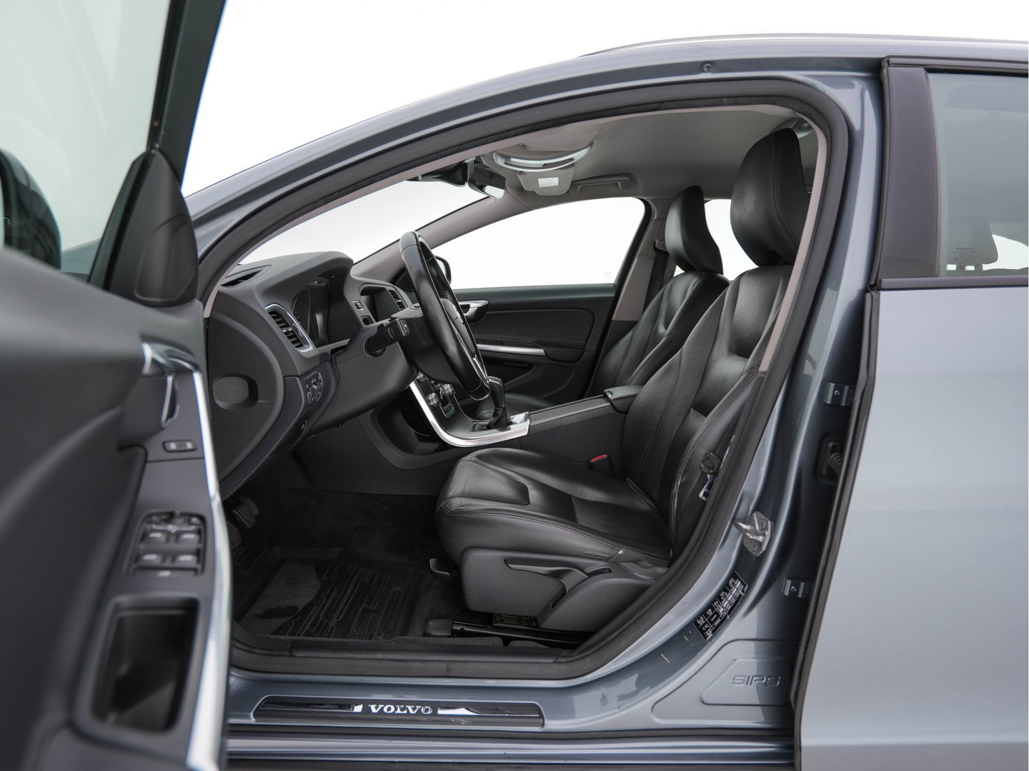 Volvo V60 Cross Country 2.0 D3 Momentum Business *LEATHER | NAVI-FULLMAP | CAMERA | TOWBAR | HEATED-COMFORTSEATS | 17''ALU*