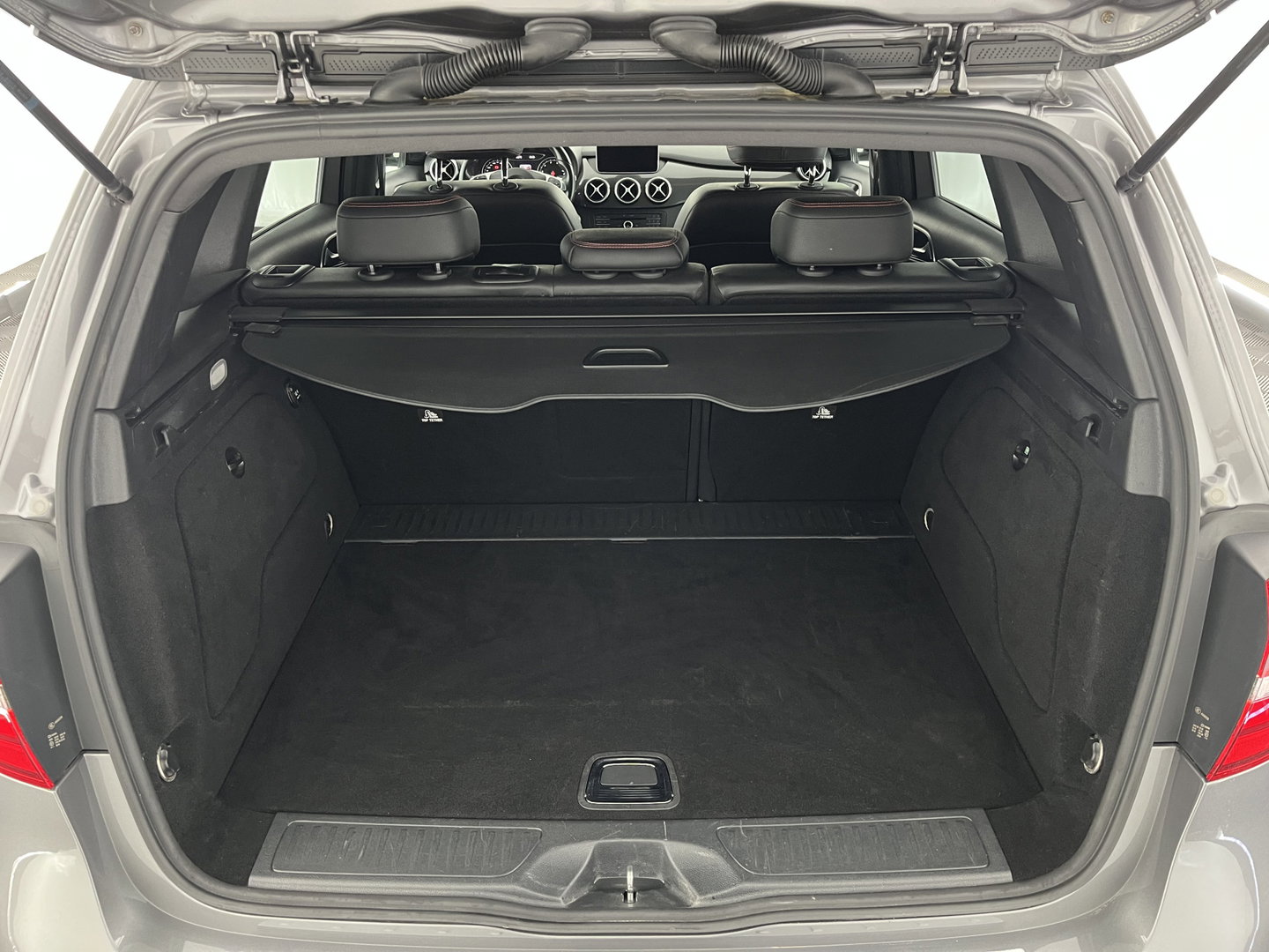 Mercedes-Benz B-Klasse 180 AMG Night pakket Ambition Aut. *LEATHER-MICROFIBRE | CARBON-INLAY | FULL-LED | HEATED-SPORTSEATS | NAVI-FULLMAP | SHIFTPADDLES | PRIVACYGLASS | ECC | PDC | CRUISE | TOWBAR  | KEYLESS | 18''ALU *