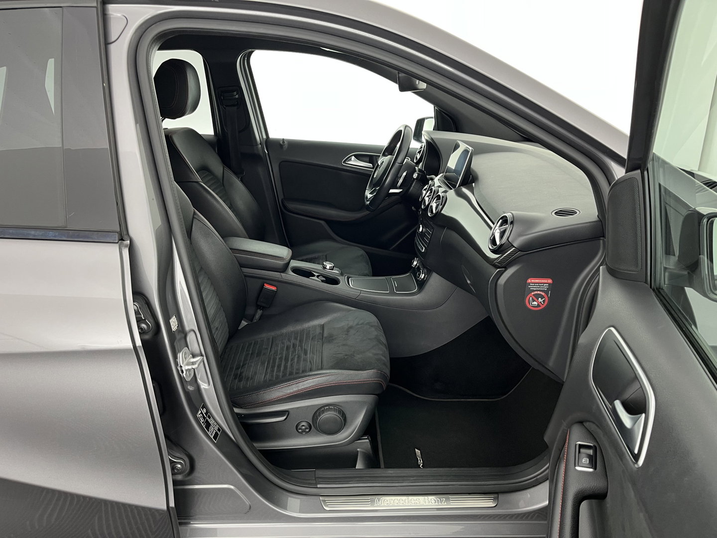 Mercedes-Benz B-Klasse 180 AMG Night pakket Ambition Aut. *LEATHER-MICROFIBRE | CARBON-INLAY | FULL-LED | HEATED-SPORTSEATS | NAVI-FULLMAP | SHIFTPADDLES | PRIVACYGLASS | ECC | PDC | CRUISE | TOWBAR  | KEYLESS | 18''ALU *