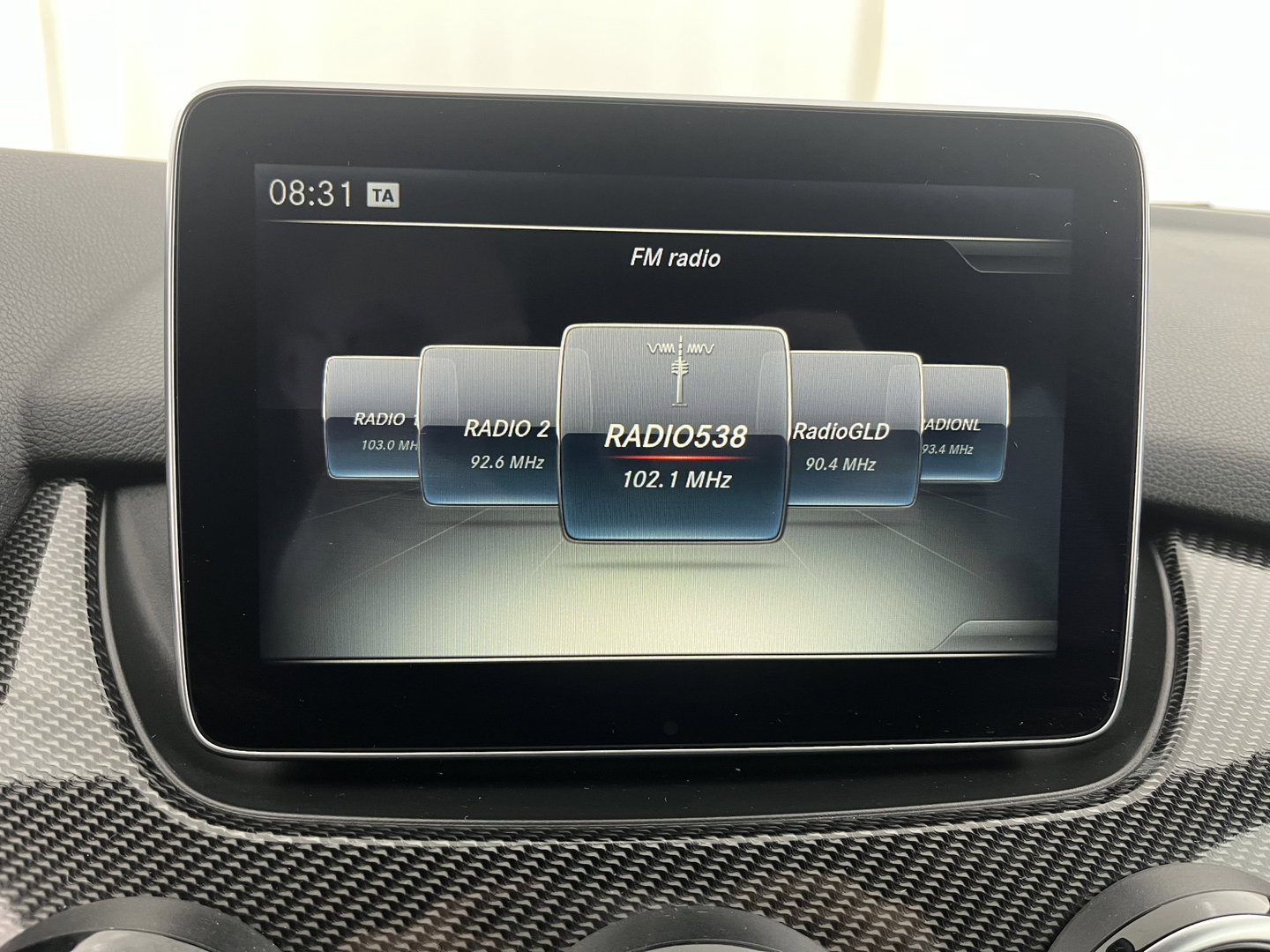 Mercedes-Benz B-Klasse 180 AMG Night pakket Ambition Aut. *LEATHER-MICROFIBRE | CARBON-INLAY | FULL-LED | HEATED-SPORTSEATS | NAVI-FULLMAP | SHIFTPADDLES | PRIVACYGLASS | ECC | PDC | CRUISE | TOWBAR  | KEYLESS | 18''ALU *