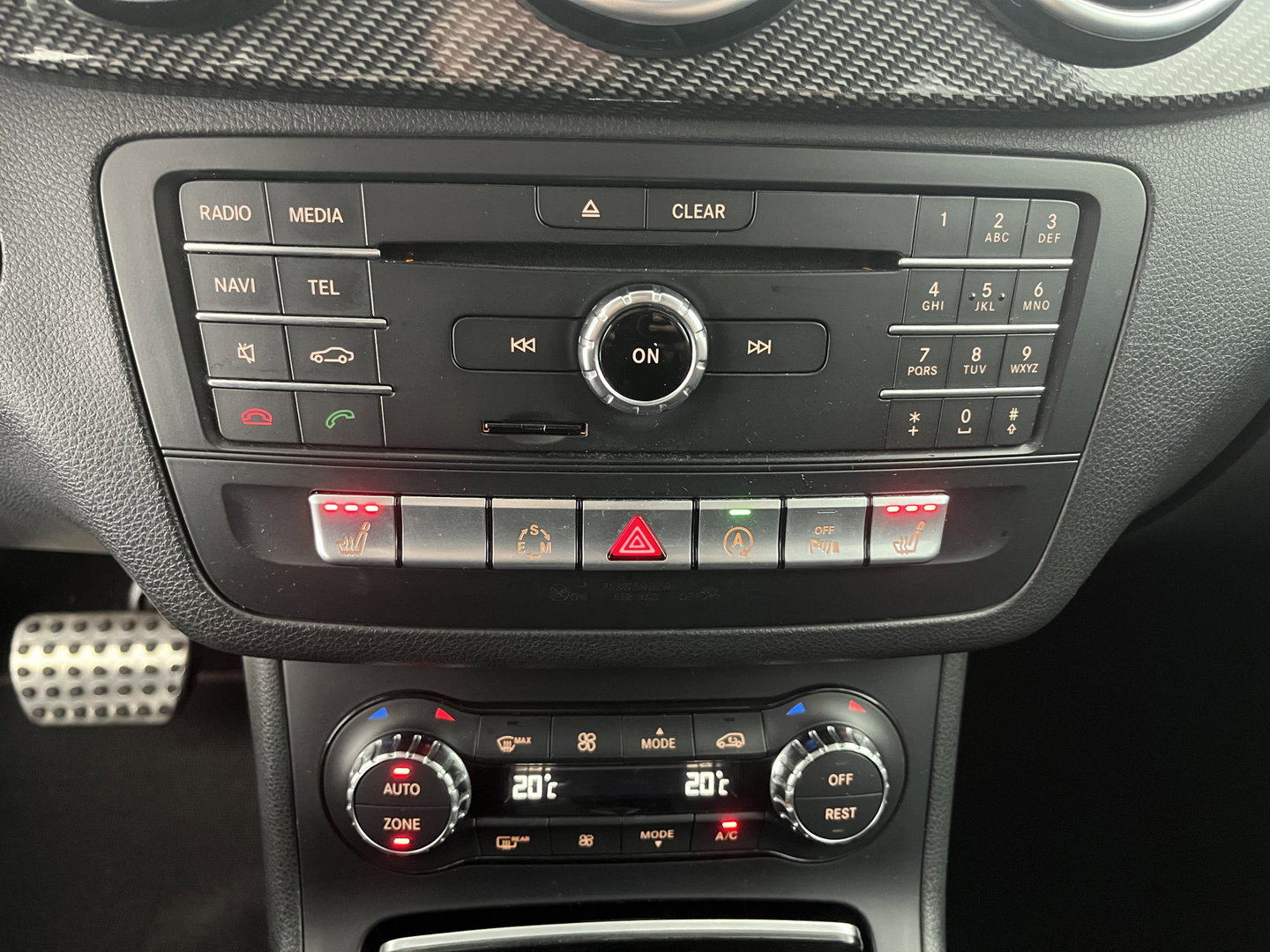 Mercedes-Benz B-Klasse 180 AMG Night pakket Ambition Aut. *LEATHER-MICROFIBRE | CARBON-INLAY | FULL-LED | HEATED-SPORTSEATS | NAVI-FULLMAP | SHIFTPADDLES | PRIVACYGLASS | ECC | PDC | CRUISE | TOWBAR  | KEYLESS | 18''ALU *