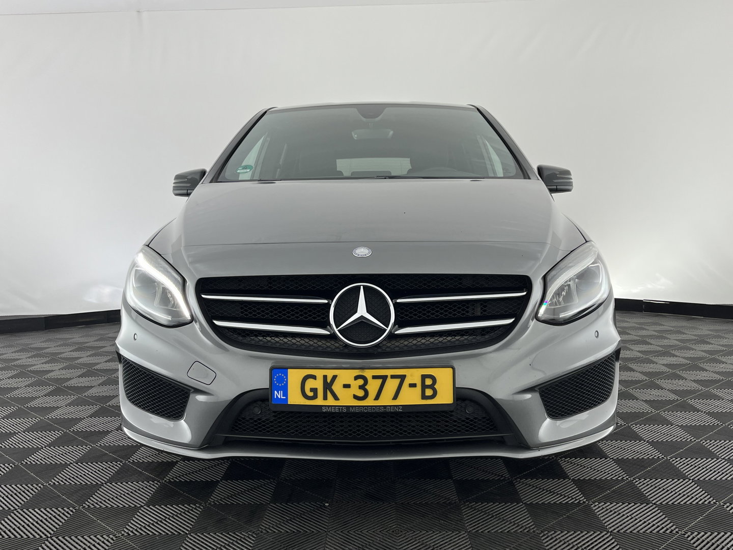 Mercedes-Benz B-Klasse 180 AMG Night pakket Ambition Aut. *LEATHER-MICROFIBRE | CARBON-INLAY | FULL-LED | HEATED-SPORTSEATS | NAVI-FULLMAP | SHIFTPADDLES | PRIVACYGLASS | ECC | PDC | CRUISE | TOWBAR  | KEYLESS | 18''ALU *