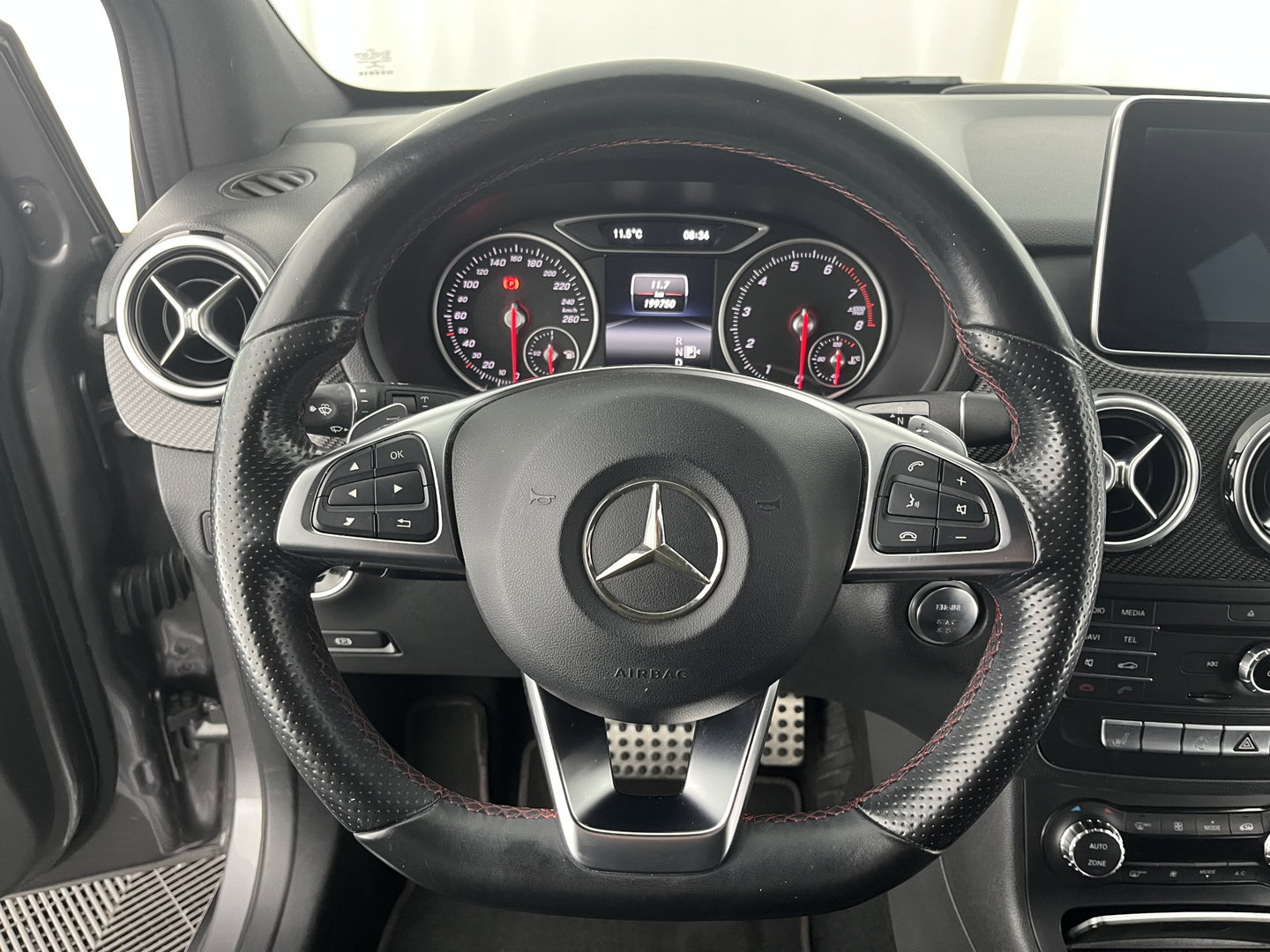 Mercedes-Benz B-Klasse 180 AMG Night pakket Ambition Aut. *LEATHER-MICROFIBRE | CARBON-INLAY | FULL-LED | HEATED-SPORTSEATS | NAVI-FULLMAP | SHIFTPADDLES | PRIVACYGLASS | ECC | PDC | CRUISE | TOWBAR  | KEYLESS | 18''ALU *