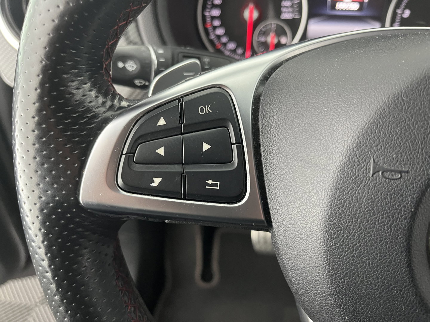 Mercedes-Benz B-Klasse 180 AMG Night pakket Ambition Aut. *LEATHER-MICROFIBRE | CARBON-INLAY | FULL-LED | HEATED-SPORTSEATS | NAVI-FULLMAP | SHIFTPADDLES | PRIVACYGLASS | ECC | PDC | CRUISE | TOWBAR  | KEYLESS | 18''ALU *