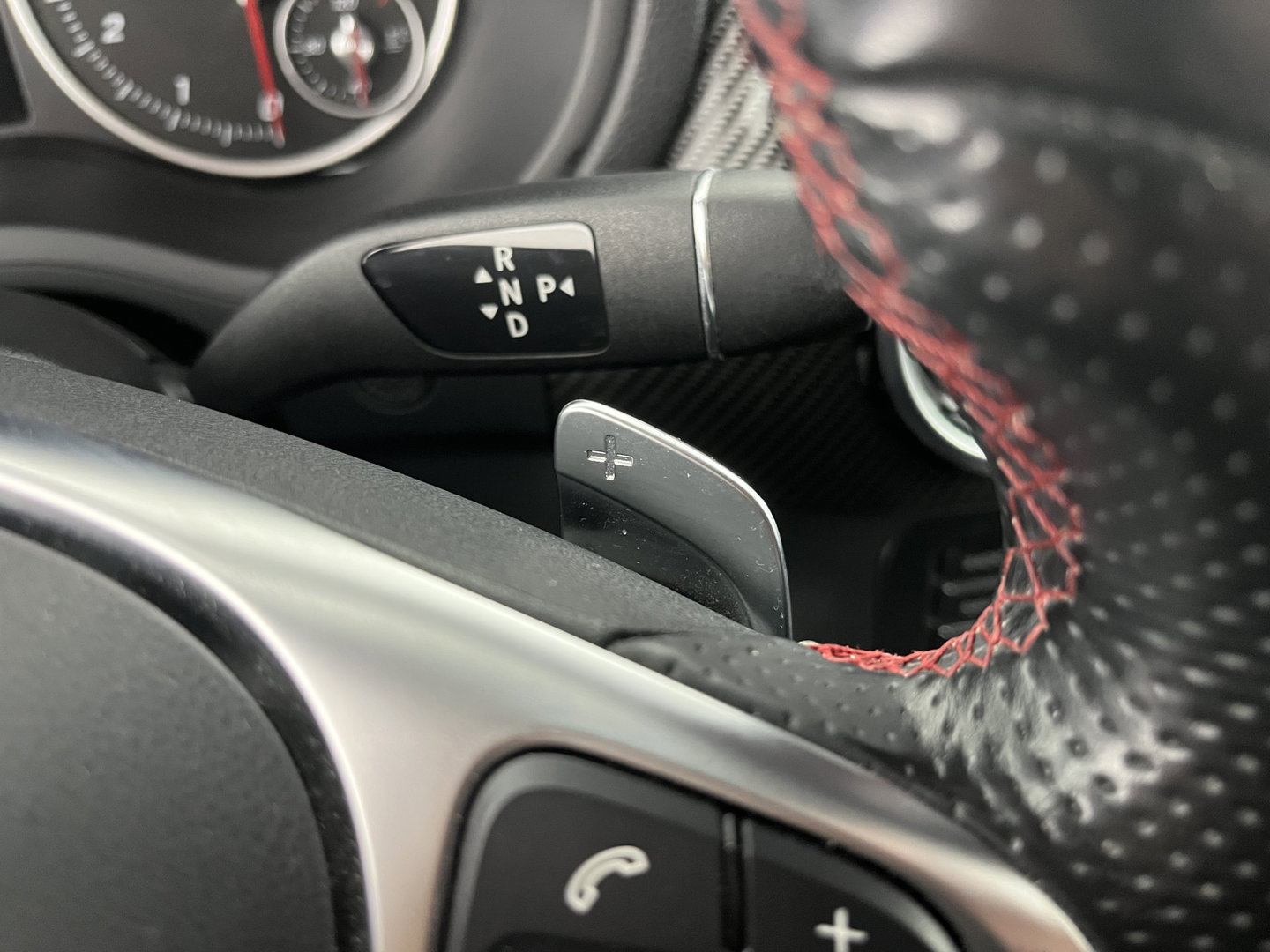 Mercedes-Benz B-Klasse 180 AMG Night pakket Ambition Aut. *LEATHER-MICROFIBRE | CARBON-INLAY | FULL-LED | HEATED-SPORTSEATS | NAVI-FULLMAP | SHIFTPADDLES | PRIVACYGLASS | ECC | PDC | CRUISE | TOWBAR  | KEYLESS | 18''ALU *