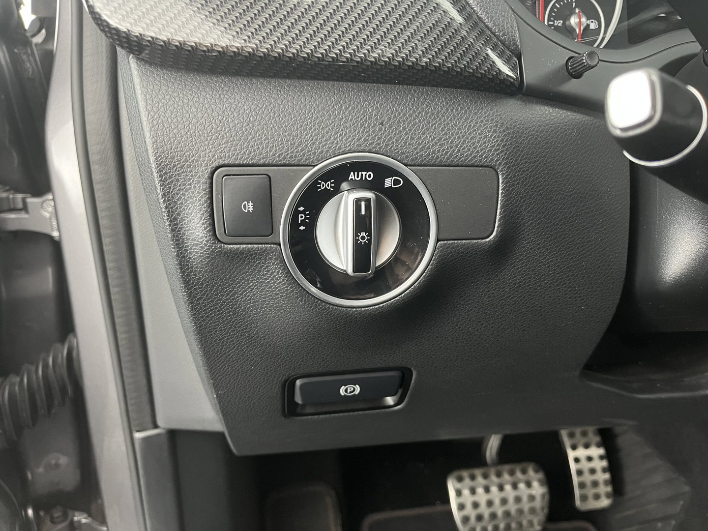 Mercedes-Benz B-Klasse 180 AMG Night pakket Ambition Aut. *LEATHER-MICROFIBRE | CARBON-INLAY | FULL-LED | HEATED-SPORTSEATS | NAVI-FULLMAP | SHIFTPADDLES | PRIVACYGLASS | ECC | PDC | CRUISE | TOWBAR  | KEYLESS | 18''ALU *