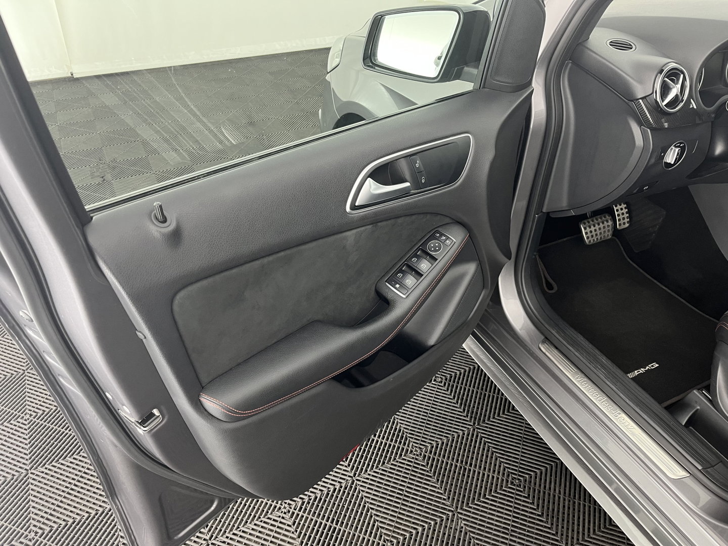 Mercedes-Benz B-Klasse 180 AMG Night pakket Ambition Aut. *LEATHER-MICROFIBRE | CARBON-INLAY | FULL-LED | HEATED-SPORTSEATS | NAVI-FULLMAP | SHIFTPADDLES | PRIVACYGLASS | ECC | PDC | CRUISE | TOWBAR  | KEYLESS | 18''ALU *