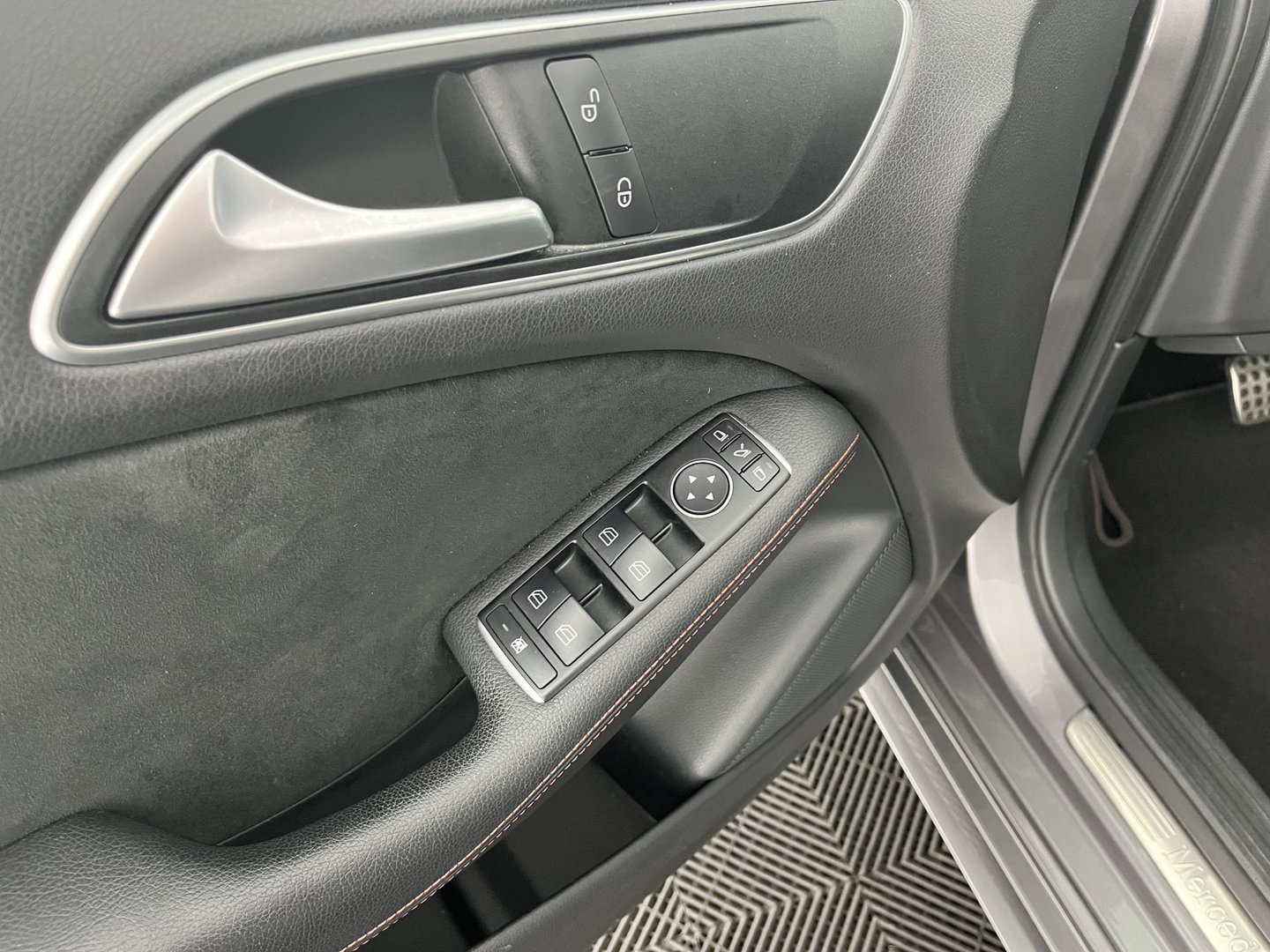 Mercedes-Benz B-Klasse 180 AMG Night pakket Ambition Aut. *LEATHER-MICROFIBRE | CARBON-INLAY | FULL-LED | HEATED-SPORTSEATS | NAVI-FULLMAP | SHIFTPADDLES | PRIVACYGLASS | ECC | PDC | CRUISE | TOWBAR  | KEYLESS | 18''ALU *