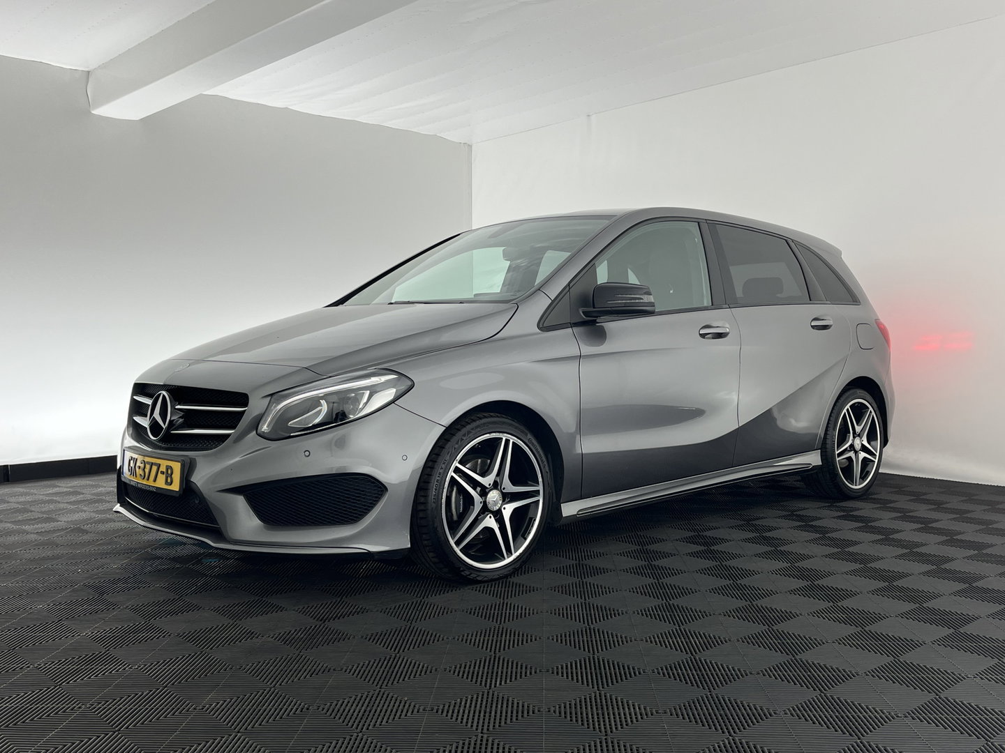Mercedes-Benz B-Klasse 180 AMG Night pakket Ambition Aut. *LEATHER-MICROFIBRE | CARBON-INLAY | FULL-LED | HEATED-SPORTSEATS | NAVI-FULLMAP | SHIFTPADDLES | PRIVACYGLASS | ECC | PDC | CRUISE | TOWBAR  | KEYLESS | 18''ALU *