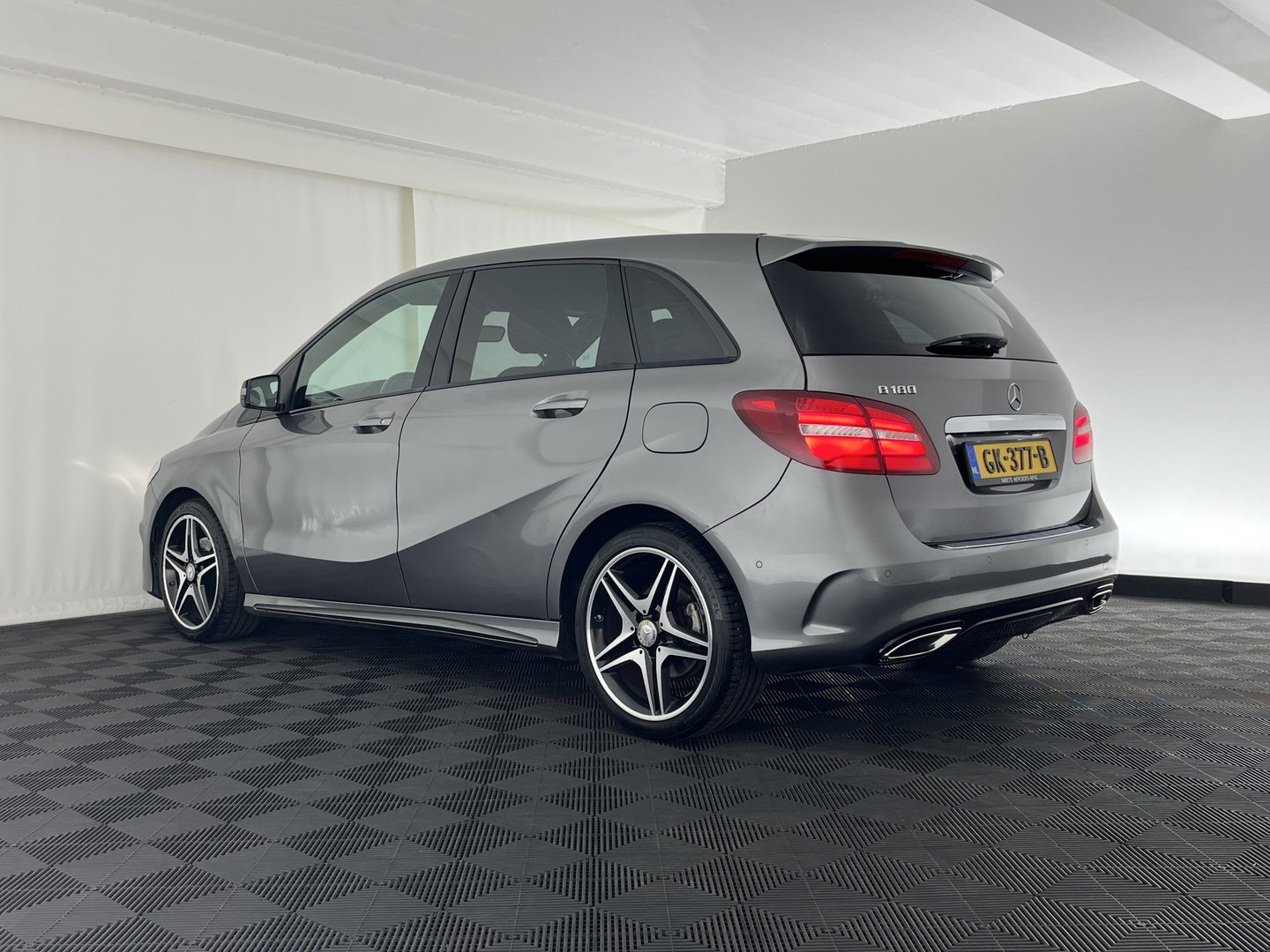 Mercedes-Benz B-Klasse 180 AMG Night pakket Ambition Aut. *LEATHER-MICROFIBRE | CARBON-INLAY | FULL-LED | HEATED-SPORTSEATS | NAVI-FULLMAP | SHIFTPADDLES | PRIVACYGLASS | ECC | PDC | CRUISE | TOWBAR  | KEYLESS | 18''ALU *