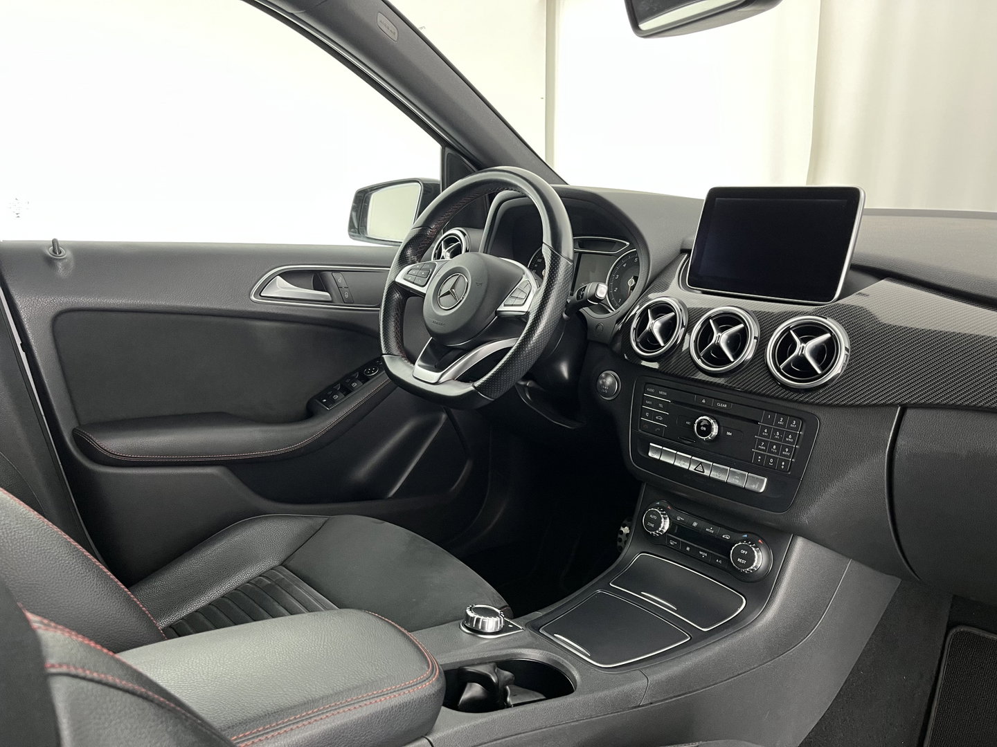 Mercedes-Benz B-Klasse 180 AMG Night pakket Ambition Aut. *LEATHER-MICROFIBRE | CARBON-INLAY | FULL-LED | HEATED-SPORTSEATS | NAVI-FULLMAP | SHIFTPADDLES | PRIVACYGLASS | ECC | PDC | CRUISE | TOWBAR  | KEYLESS | 18''ALU *