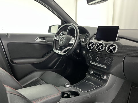 Mercedes-Benz B-Klasse 180 AMG Night pakket Ambition Aut. *LEATHER-MICROFIBRE | CARBON-INLAY | FULL-LED | HEATED-SPORTSEATS | NAVI-FULLMAP | SHIFTPADDLES | PRIVACYGLASS | ECC | PDC | CRUISE | TOWBAR  | KEYLESS | 18''ALU *