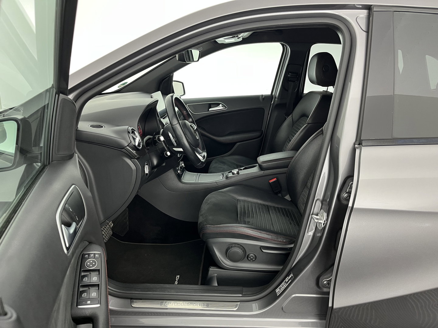Mercedes-Benz B-Klasse 180 AMG Night pakket Ambition Aut. *LEATHER-MICROFIBRE | CARBON-INLAY | FULL-LED | HEATED-SPORTSEATS | NAVI-FULLMAP | SHIFTPADDLES | PRIVACYGLASS | ECC | PDC | CRUISE | TOWBAR  | KEYLESS | 18''ALU *