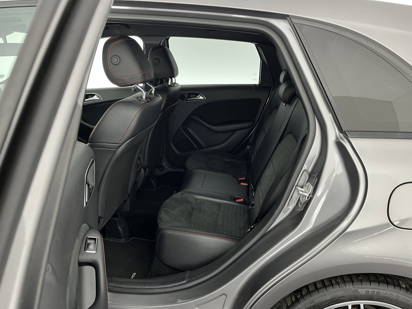Mercedes-Benz B-Klasse 180 AMG Night pakket Ambition Aut. *LEATHER-MICROFIBRE | CARBON-INLAY | FULL-LED | HEATED-SPORTSEATS | NAVI-FULLMAP | SHIFTPADDLES | PRIVACYGLASS | ECC | PDC | CRUISE | TOWBAR  | KEYLESS | 18''ALU *