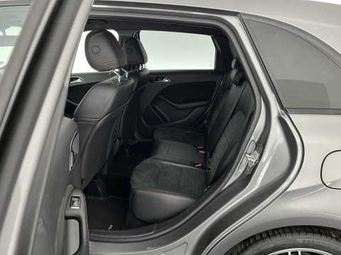 Mercedes-Benz B-Klasse 180 AMG Night pakket Ambition Aut. *LEATHER-MICROFIBRE | CARBON-INLAY | FULL-LED | HEATED-SPORTSEATS | NAVI-FULLMAP | SHIFTPADDLES | PRIVACYGLASS | ECC | PDC | CRUISE | TOWBAR  | KEYLESS | 18''ALU *