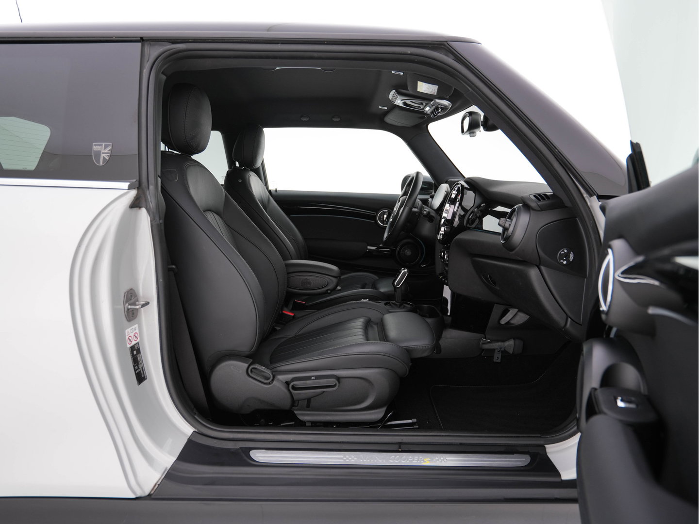 MINI Electric MINI Yours 33 kWh [3-Fase-11kW] {SoH-95%} (INCL-BTW) Aut. *HEATPUMP | LEATHER | HARMAN/KARDON | DIGI-COCKPIT | HEAD-UP | FULL-LED | NAVI-FULLMAP | HEATED-SPORTSEATS | DAB | CRUISE | KEYLESS | AMBIENTLIGHT | PRIVACY-GLASS | 17"ALU*