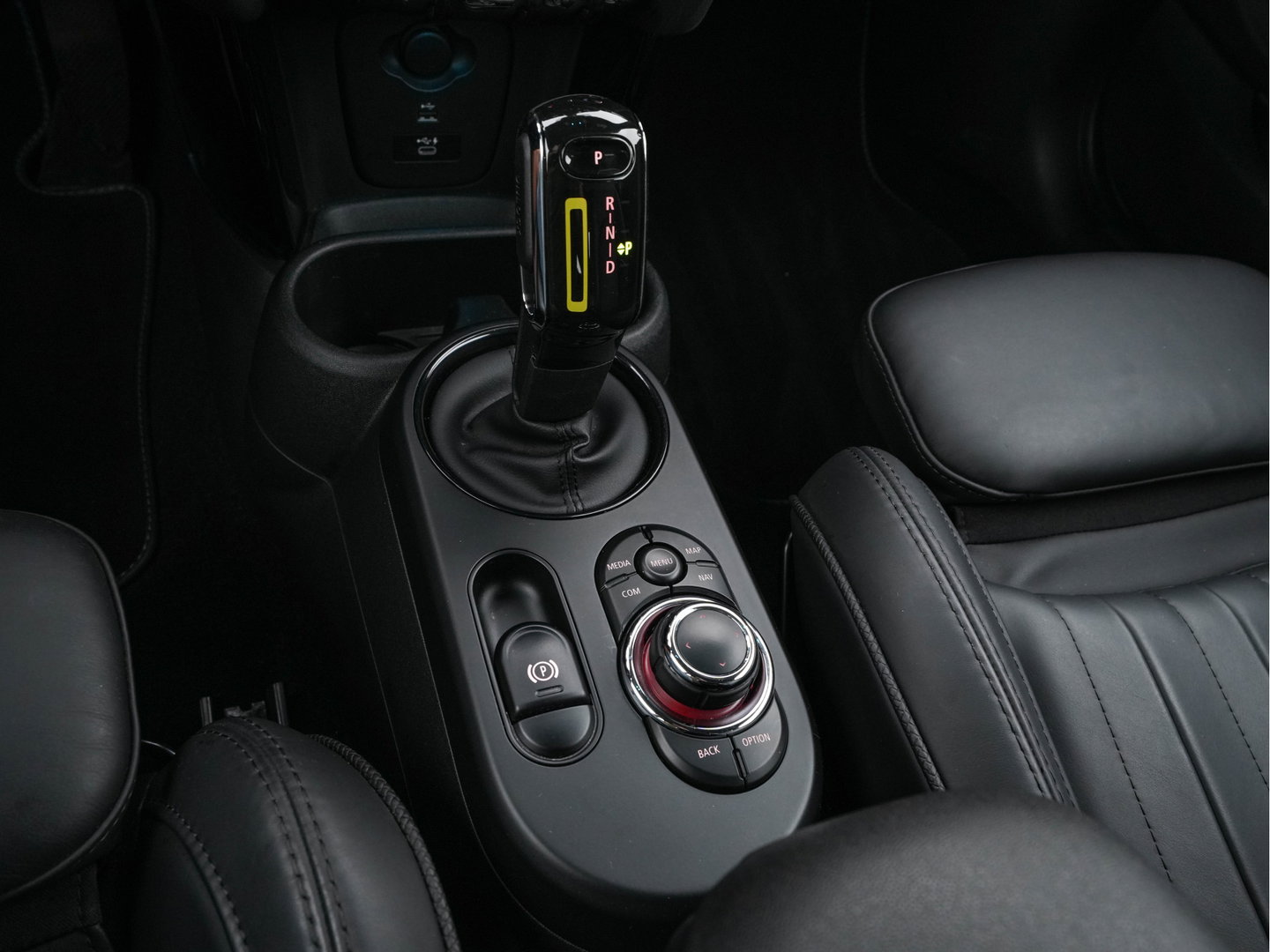 MINI Electric MINI Yours 33 kWh [3-Fase-11kW] {SoH-95%} (INCL-BTW) Aut. *HEATPUMP | LEATHER | HARMAN/KARDON | DIGI-COCKPIT | HEAD-UP | FULL-LED | NAVI-FULLMAP | HEATED-SPORTSEATS | DAB | CRUISE | KEYLESS | AMBIENTLIGHT | PRIVACY-GLASS | 17"ALU*